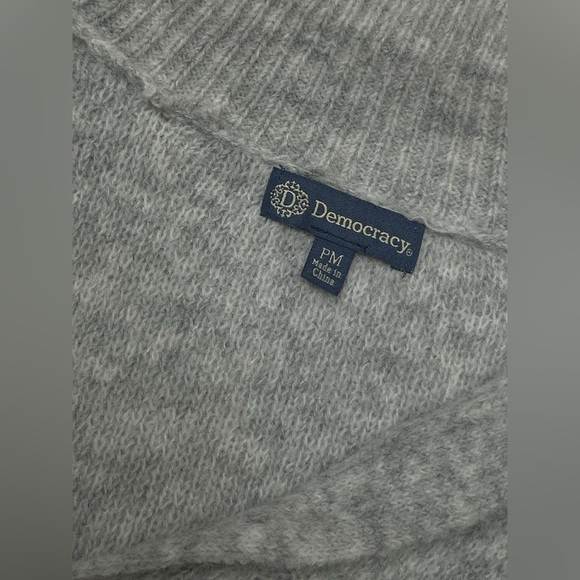 Democracy Heather Gray V-Neck Sweater with Fringe Size Medium P - New With Tags - Picture 4 of 6